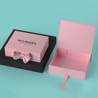 Boîte d'emballage de vêtements et de chaussures en matériaux recyclés personnalisés par lots avec fermeture magnétique revêtement UV en carton blanc