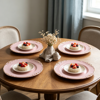 Assiette de présentation rose gaufrée à bord doré en plastique, 13 pouces, faite à la main pour mariages et réceptions élégantes en plein air