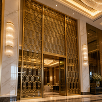 Paravent d'entrée en treillis géométrique doré avec porte en verre, séparateur de pièce sur mesure pour salle de bal d'hôtel
