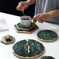 Assiette en marbre vert avec bord doré planches de service en marbre hexagone pour bar d'hôtel cadeaux de pendaison de crémaillère planche de décoration de table basse