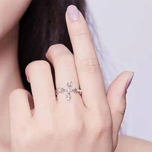 Anello alla Moda T0272 con Zirconia Cubica, Incastonatura a Griffe Quadrate, Motivo Vegetale, Gioiello Unisex da Regalo - Product Image 3