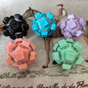 צעצוע לחיצה מואר LED עם 12 מקשים בהתאמה אישית, להפגת מתחים ורגשיים, מתאים לאוטיזם - Product Image 2