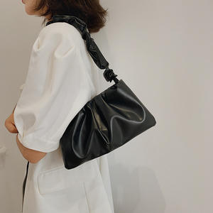 Venta al por mayor de las señoras de color caramelo PU cuero Tote bolsos Z0038 estilo de moda bolsos de hombro con cadena de decoración - Product Image 3