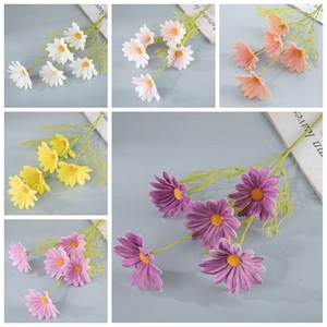 ดอกเดซี่ประดิษฐ์ Qiyue สีขาว ชมพู เหลือง ก้านเดี่ยว สำหรับตกแต่งบ้าน งานแต่งงาน งานฝีมือ ชุด 100 ชิ้น - Product Image 3