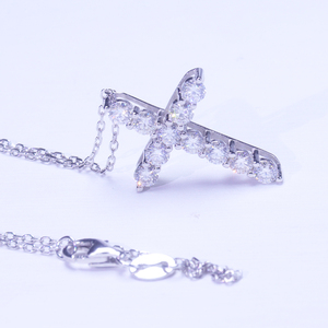 Collier de bijouterie en or blanc plaqué 14 carats avec pendentif croix en moissanite de 2,5 mm - Product Image 1