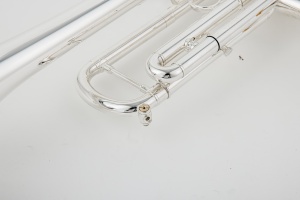 Trompette professionnelle en laiton plaqué argent avec clé de Sib, corps bicolore, embouchure inversée, design moderne pour performance en orchestre - Product Image 3
