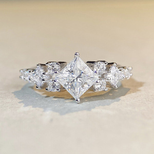 Anello con Moissanite Taglio Principessa e Halo, Elegante Gioiello Scintillante per Donne - Product Image 3