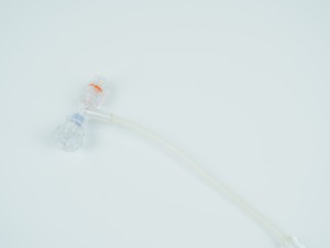 Válvula <span class=keywords><strong>en</strong></span> T <span class=keywords><strong>de</strong></span> Doble Sellado - Plástico Transparente, Esterilizada con Óxido <span class=keywords><strong>de</strong></span> Etileno para Uso <span class=keywords><strong>en</strong></span> Infusiones, Compatible con Catéteres/Tubos, Operación con una Sola <span class=keywords><strong>Mano</strong></span> - Product Image 2