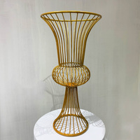 Vente en gros directe de centre de table de mariage accessoires en fer forgé en forme de chandelier dispositif de fleur table de route fleur support de fleur blanche