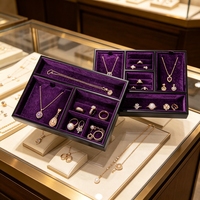 Boîte à bijoux en bois laqué piano avec doublure en velours violet, plusieurs compartiments, logo personnalisé, étui de rangement et de présentation de bijoux de luxe