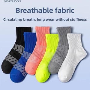 Chaussettes de sport professionnelles d'extérieur pour hommes et femmes, chaussettes de course mi-mollet respirantes en nylon pour le printemps et l'été, idéales pour le basketball et le <span class=keywords><strong>badminton</strong></span> (ODM) - Product Image 2