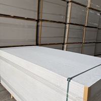 Panneaux muraux acoustiques ignifuges légers en silicate de calcium remplaçant les plaques de plâtre suspendues et les plaques de plâtre pour plafonds.