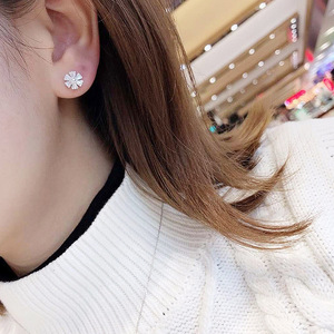 Mini Orecchini a Perno a Forma di Fiocco di Neve per Donne, Accessori per Orecchie Semplici da Indossare Quotidianamente, per Outfit Casual e Regalo - Product Image 4