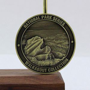 Médaille commémorative vintage personnalisée avec paysage de montagne, médaille de collection sur le thème du paysage naturel - Product Image 1