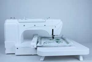 Machine à coudre et à broder avec grand écran couleur, plus de 300 motifs, puissance 55W - Product Image 3