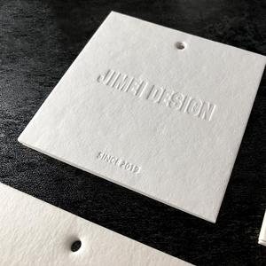 Giấy Cotton Logo Dập Nổi Sang Trọng Thẻ Treo Màu Trắng Cho Quần Áo Logo Riêng - Product Image 3