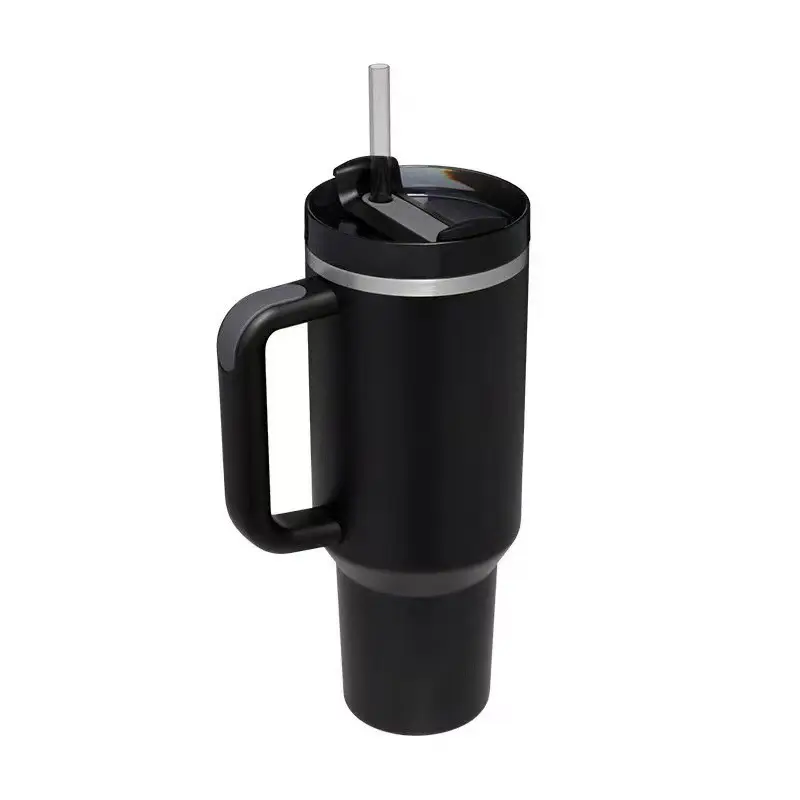 גביע נירוסטה עם מכסה ואריק קש רולר מבודד המשמש עבור מים קר תה או שייק קפה ועוד