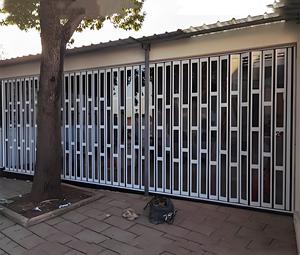 Porta Scorrevole Moderna Personalizzata in Policarbonato Trasparente, Porta Pieghevole in Cristallo, Elegante e Bella, Ignifuga e Antifurto - Product Image 6