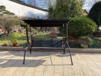 Fauteuil balançoire de jardin moderne à 3 places avec structure en acier, auvent réglable et hamac en maille robuste pour véranda