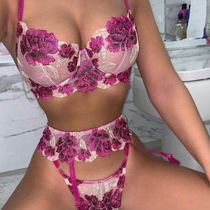 Nouvel <span class=keywords><strong>ensemble</strong></span> trois pièces amusant brodé de grandes fleurs et feuilles, lingerie de Nouvel An tendance avec <span class=keywords><strong>porte</strong></span>-jarretelles - Product Image 1