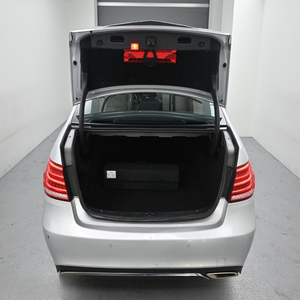 Mercedes Classe E 220d 4MATIC Avantgarde Automatique Diesel AWD, capable de rouler en toutes conditions météorologiques, pour des déplacements exécutifs sûrs et confortables toute l'année. - Product Image 1