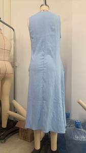 Abito lungo estivo elegante da donna, senza maniche, scollo a V, tinta unita, in cotone e lino traspirante, casual, con tasche. - Product Image 5