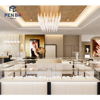 Comptoir de présentation de bijoux de luxe, vitrine de colliers en diamants, décoration de magasin de bijoux, design intérieur personnalisé pour boutique de bijoux