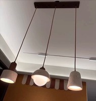 Suspension en travertin naturel, ensemble de 3 pièces avec barre de fixation en bois et abat-jour en forme de cloche et de cylindre pour îlot de cuisine et hôtel
