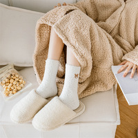 Chaussettes de lit douillettes et chaudes en fourrure pour femme et fille, avec broderie, antidérapantes en silicone, idéales pour l'automne et l'hiver