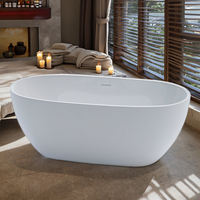 Baignoire autoportante blanche moderne de forme ovale pour l'intérieur avec égouttoir pour la salle de bain de l'appartement ou de la villa
