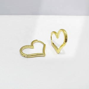 Pendientes de aro gruesos chapados en oro de 14k, elegantes y clásicos, con diseño de corazón de plata de ley 925, geométricos y redondos. - Product Image 3
