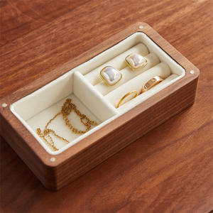 Caja de Joyería de Madera Portátil con Logotipo Personalizado, Estuche Organizador Rectangular, Almacenamiento de Anillos, Elegante Solución de Almacenamiento de Joyería de Madera con Terciopelo - Product Image 1