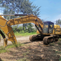 Excavatrice CAT 355 d'occasion à haute disponibilité, équipée d'une benne robuste pour les tâches de manutention de matériaux en vrac en carrière