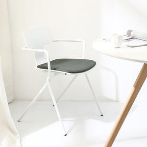 Silla de comedor de estilo nórdico con respaldo de metal blanco y asiento negro para uso en hogar moderno, oficina o cafetería. - Product Image 3