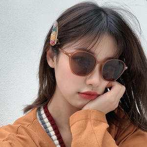 Lunettes de soleil ovales Qianai pour femme, monture gris translucide à paillettes noires, verres gris acrylique, protection UV 100%, style urbain tendance - Product Image 1