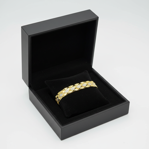 Bracelet de créateur en or jaune 22 carats de qualité supérieure avec motif géométrique et accents en cristal, bijoux élégants pour femmes, parfaits pour les soirées. - Product Image 3