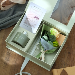 Set Regalo TC Personalizzato con Bouquet di Rose di Sapone Artificiali, <span class=keywords><strong>Diffusore</strong></span> a Bastoncini, <span class=keywords><strong>Candela</strong></span> Profumata, Olio Essenziale e Bottiglia di Fragranza - Product Image 1