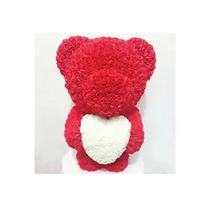 Rosa de urso de pelúcia vermelho, coração e espuma