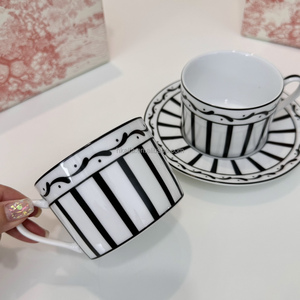 Ensemble de tasses et soucoupes à café rayées noir et blanc, luxueuses et très vendues, dans un coffret cadeau pour fêtes et anniversaires - Product Image 4