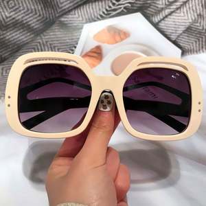 Nouvelles Lunettes de Soleil Carrées Surdimensionnées Rétro à Monture Creuse et Verres Dégradés pour Femme – Collection 2022 - Product Image 3