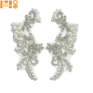 Appliques de fleurs en dentelle brodée 3D faites à la main en usine, ornées de strass et de <span class=keywords><strong>perles</strong></span>, à coudre <span class=keywords><strong>sur</strong></span> <span class=keywords><strong>tissu</strong></span> en polymesh, pour robes de mariée - Product Image 6