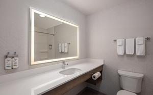Holiday Inn Express Warmweißer LED-Beleuchteter Badezimmerspiegel mit Modernem Design und 3-Jähriger Garantie - Product Image 6
