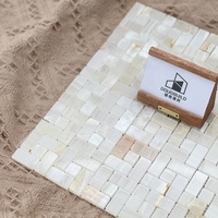 Mosaïque de marbre naturel rustique moderne à motif parquet français avec design graphique pour murs intérieurs et villas