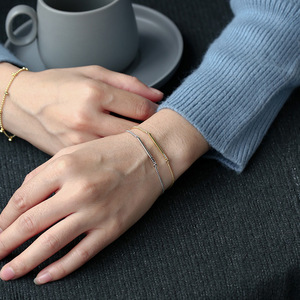 Pulsera de Cadena Cubana Pequeña Geométrica Unisex de Moda, Chapada en Oro PVD de 18k, con Dije de Barra Recta, Joyería para Aniversarios, Hecha de Latón - Product Image 4