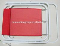 Chaise pliante rouge avec accoudoirs en plastique.