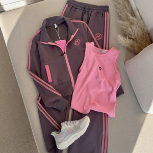 Nouvel <span class=keywords><strong>ensemble</strong></span> de survêtement trois pièces pour femme : cardigan, pantalon long <span class=keywords><strong>et</strong></span> gilet, à rayures contrastées, logo <span class=keywords><strong>H</strong></span>, trois bandes, coupe ample <span class=keywords><strong>et</strong></span> décontractée - Product Image 1