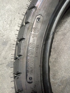 Pneu de moto 16 pouces, excellente adhérence et stabilité, 2.50-16 70/90-16 2.75-16 80/90-16, <span class=keywords><strong>tubeless</strong></span> 6PR 46P, pneu de route - Product Image 6