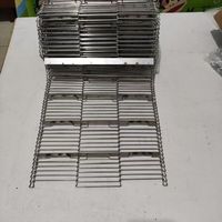 Bande transporteuse en maille plate en acier inoxydable 304 de qualité alimentaire résistante aux hautes températures avec crans