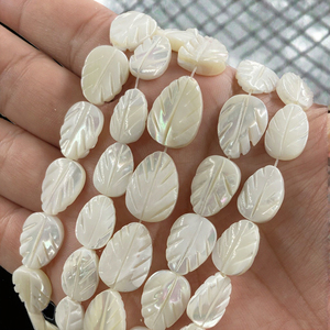 Perles en os et corail blancs sculptés en forme de feuille d'arbre naturelle pour la fabrication de bijoux, certifiées par un tiers - Product Image 1