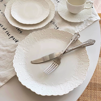 Ensemble d'assiettes en céramique vintage en dentelle élégante française motif dentelle en relief assiettes à dîner blanches ensemble d'assiettes de mariage